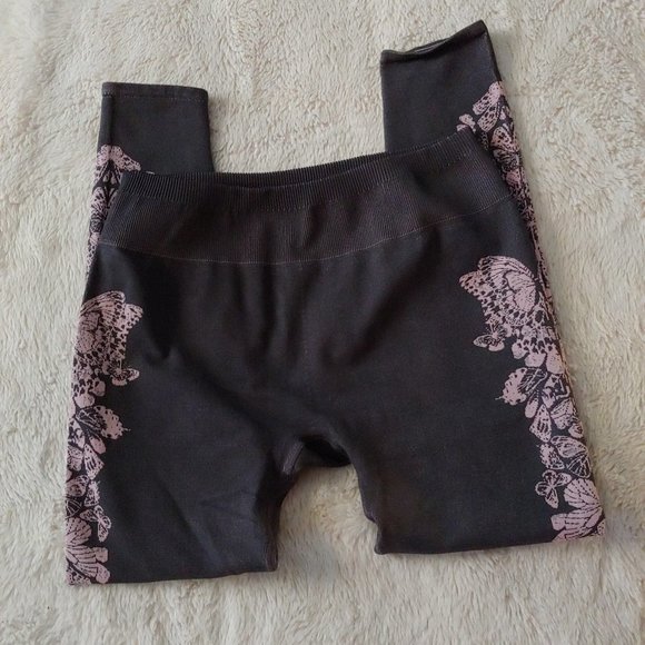 Fabletics Seamless Knit Butterfly High Waisted Leggings Gray Pink - Picture 2 of 4